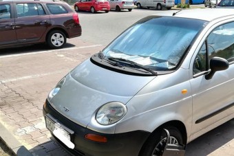 Homlokon csattan a kéz, amikor meglátod, hogy védi autóját egy pesti matizos