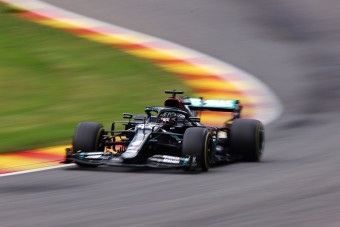 F1: Újabb rajt-cél győzelmet aratott Hamilton