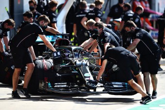 F1: Nem bírják a strapát az autók, Hamilton gépével is bajok vannak