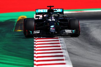 F1: Tarolt a Mercedes a spanyol kánikulában
