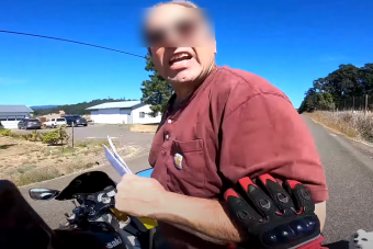 Mellékúton gyakorolt a motoros, de támadt egy lakó, és elvette a kulcsát