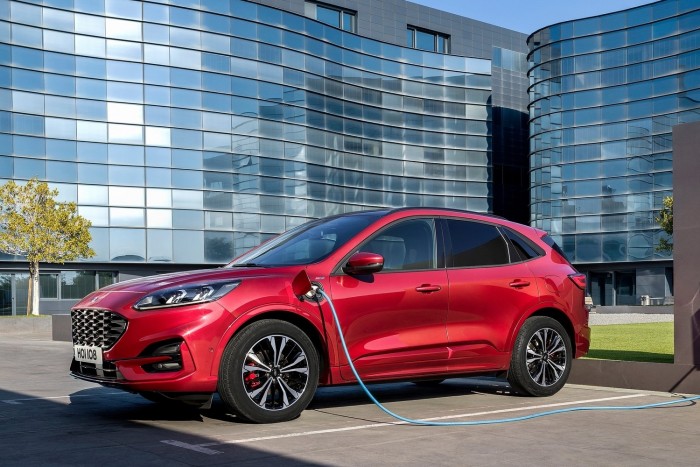 Tűzveszély a konnektorról tölthető Ford Kugában