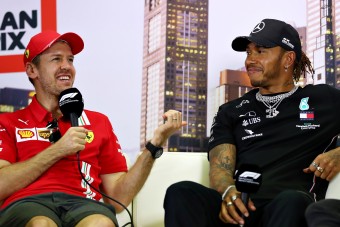 F1: Hamilton bevédte a szenvedő Vettelt