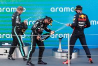 F1: Kiállt a hibázó Bottas mellett a Mercedes 4