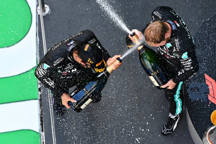 F1: Kiállt a hibázó Bottas mellett a Mercedes 2 | Vezess F1: Kiállt a hibázó Bottas mellett a Mercedes 2