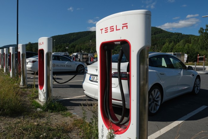 Sokakat érintő problémát oldhat meg a Tesla 1