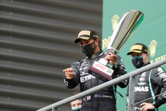 F1: A gumimumus tartotta rettegésben Hamiltont