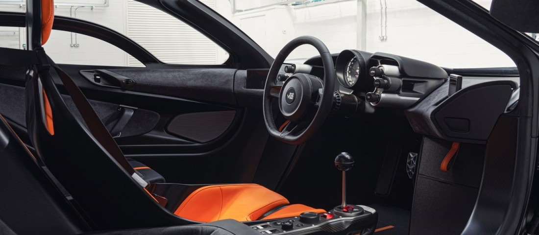 12100-as fordulat, 664 lóerő, 986 kg