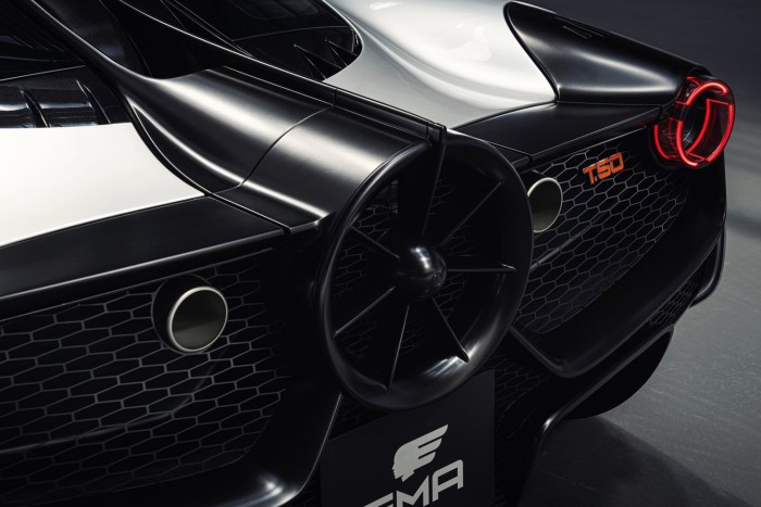 12100-as fordulat, 664 lóerő, 986 kg 9