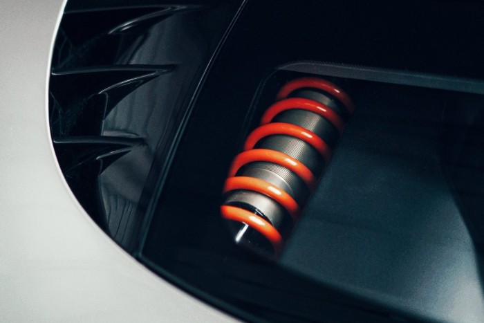 12100-as fordulat, 664 lóerő, 986 kg 8