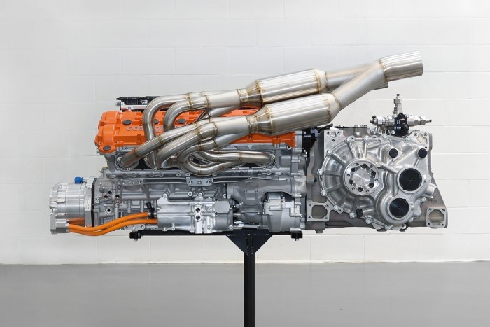 12100-as fordulat, 664 lóerő, 986 kg 7