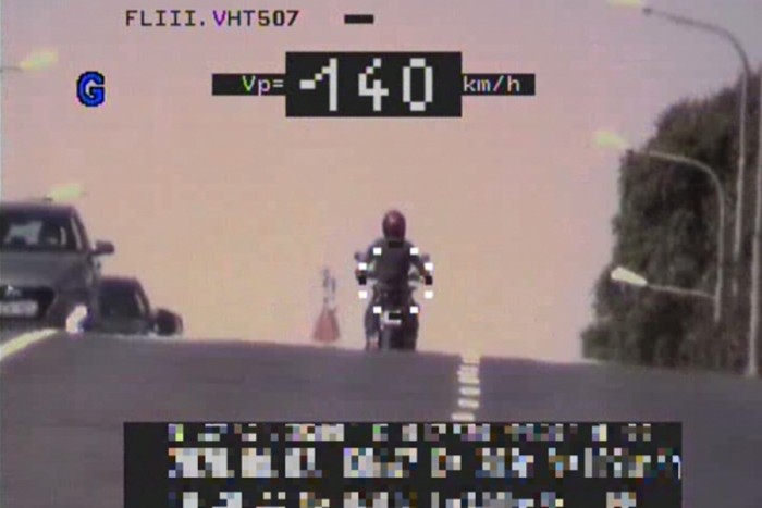 300 ezres bírságot kapott egy gyorshajtó motoros