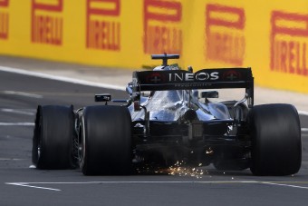 F1: Hamilton 230-cal repesztett három keréken