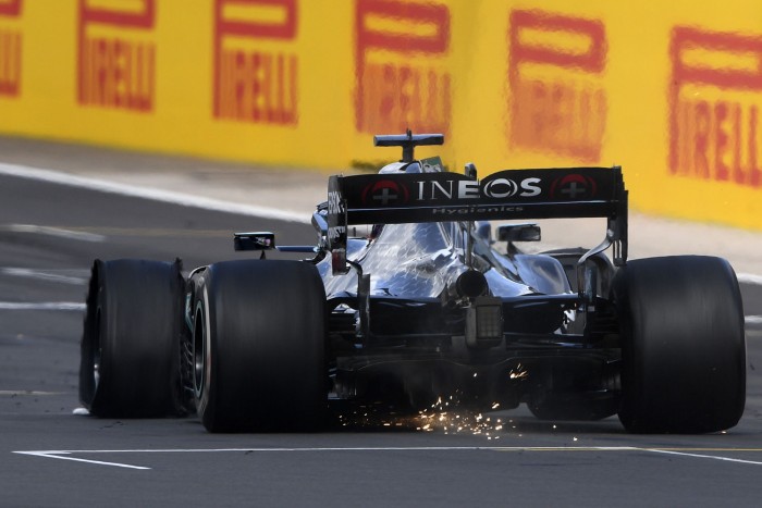 F1: Hamilton 230-cal repesztett három keréken