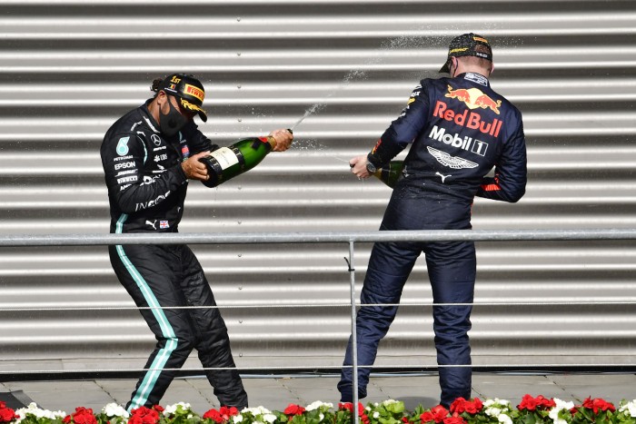 Hamilton: Erősebb pilóta kell Verstappen mellé