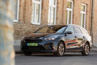 Ez a Ceed állítólag 2,5 litert fogyaszt. Vagy 1,3-at