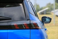 Peugeot e-2008: Jól áll neki a villanymotor 42