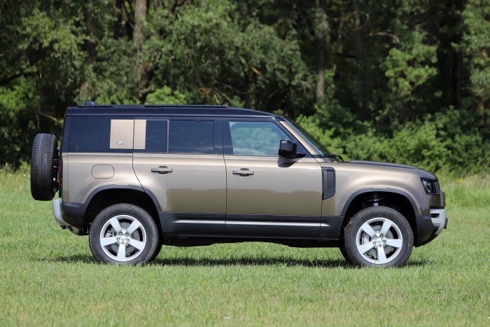 Már nemcsak a mocsárban, hanem a városban is életképes – Land Rover Defender 2020 11 | Vezess Már nemcsak a mocsárban, hanem a városban is életképes – Land Rover Defender 2020 11