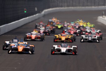 Alonso megint elvérzett, a japán pilóta duplázott az Indy 500-on