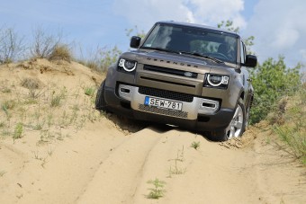 Már nemcsak a mocsárban, hanem a városban is életképes – Land Rover Defender 2020