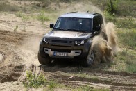 Már nemcsak a mocsárban, hanem a városban is életképes – Land Rover Defender 2020 55