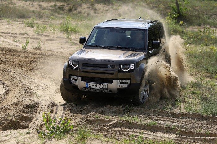Már nemcsak a mocsárban, hanem a városban is életképes – Land Rover Defender 2020 17 | Vezess Már nemcsak a mocsárban, hanem a városban is életképes – Land Rover Defender 2020 17