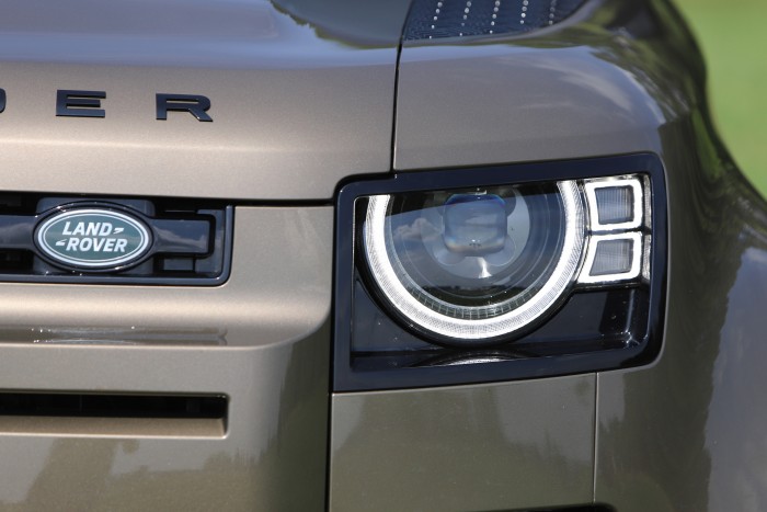 Már nemcsak a mocsárban, hanem a városban is életképes – Land Rover Defender 2020 19 | Vezess Már nemcsak a mocsárban, hanem a városban is életképes – Land Rover Defender 2020 19