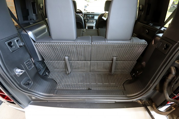 Már nemcsak a mocsárban, hanem a városban is életképes – Land Rover Defender 2020 14 | Vezess Már nemcsak a mocsárban, hanem a városban is életképes – Land Rover Defender 2020 14