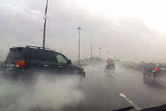 Őrület mit úszott meg ez az autós a szakadó esőben