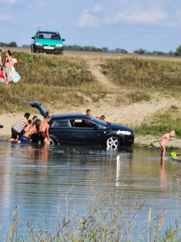 Autóval csapódtak a Mályi-tóba a vagánykodni próbáló fiatalok 1 | Vezess Autóval csapódtak a Mályi-tóba a vagánykodni próbáló fiatalok 1