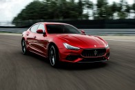 580 lóerős Ferrari-motor, szedán Maseratiban 14