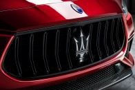 580 lóerős Ferrari-motor, szedán Maseratiban 15