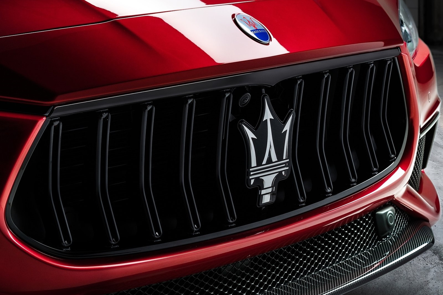 580 lóerős Ferrari-motor, szedán Maseratiban 7