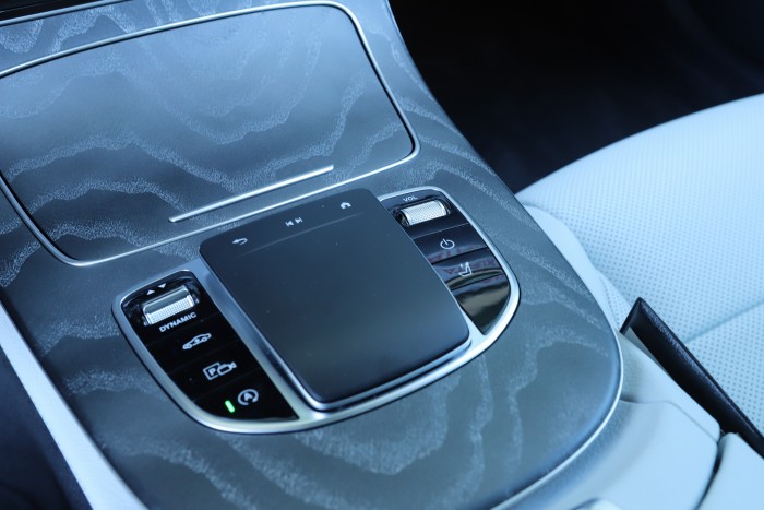 Hiába vagy csúcson, muszáj újat villantani – Mercedes E-osztály 2020 67 Hiába vagy csúcson, muszáj újat villantani – Mercedes E-osztály 2020 67