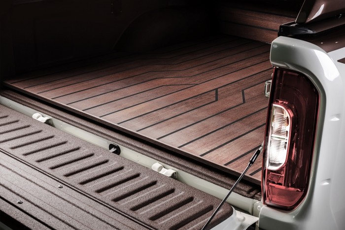 Igazi luxusautót faragtak a Mercedes pick-upjából 8