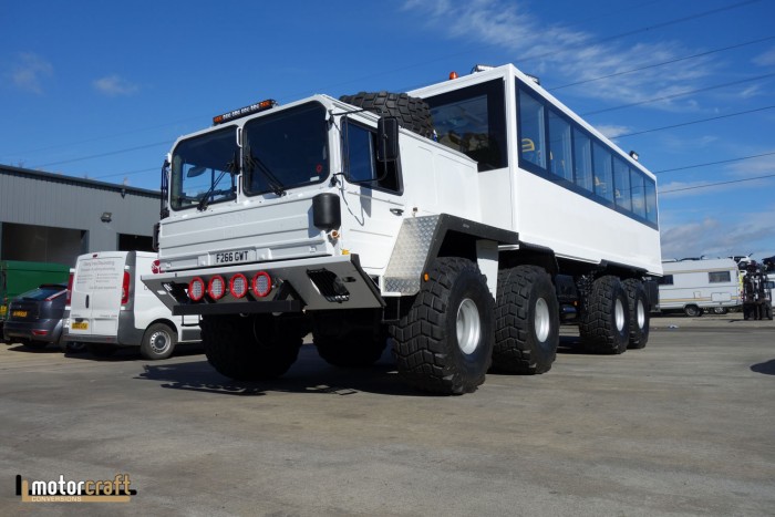 Ez a különleges busz a jég hátán is megél