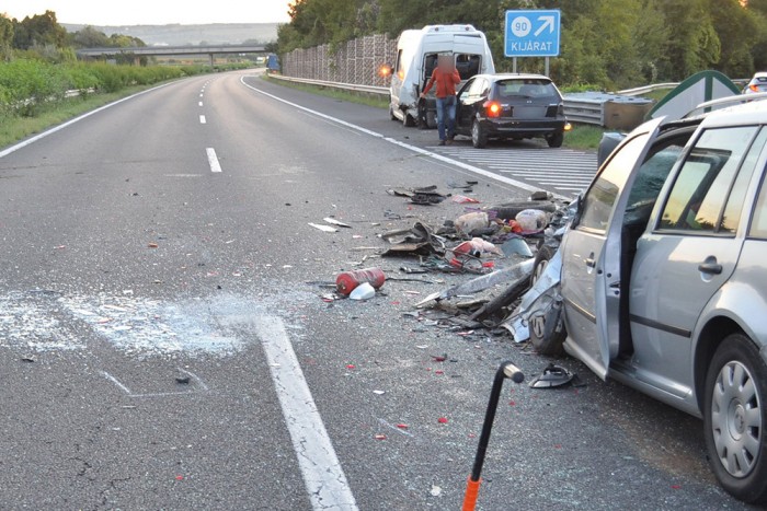 Eszetlen tolatás okozott súlyos balesetet az M7-esen
