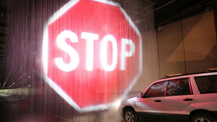 Zseniális ötlet lehet a vízre vetített STOP tábla 1 | Vezess Zseniális ötlet lehet a vízre vetített STOP tábla 1