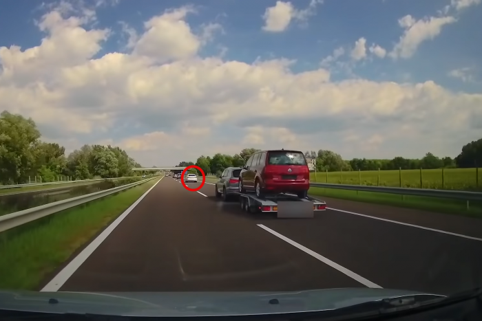 Ilyen az, ha akcióba lép egy pofátlan(tan)ító rendőrautó