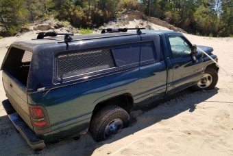 26 autót zúzott le a lopott platóssal