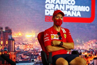 F1: Vettel nem akar menet közben lelépni