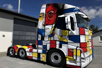 Fontos üzenet került erre a Volvo nyerges vontatóra