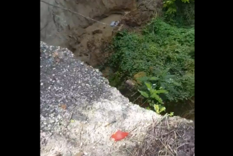 Magyar autósok találtak egy szakadékot, és ezen csodálkozik a Facebook népe