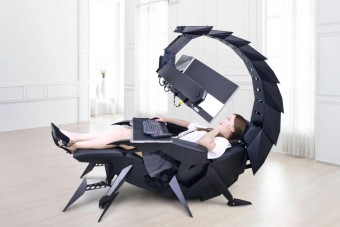 Skorpióként ölel körbe ez a számítógépállvány