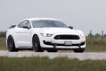 Így szól padlógázon a 850 lóerős Ford Mustang