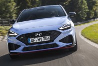 Még pengébb a Hyundai kompakt sportautója 16