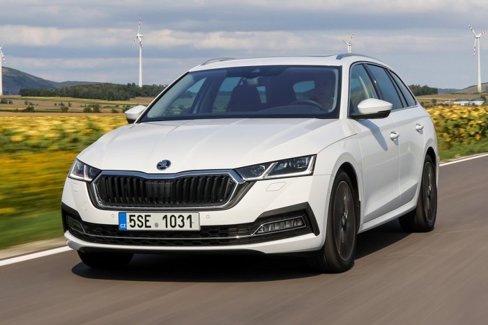 Izmosabb, takarékosabb az új hibrid Skoda