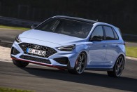 Még pengébb a Hyundai kompakt sportautója 17