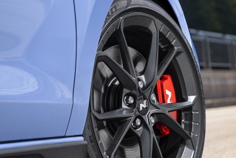 Még pengébb a Hyundai kompakt sportautója