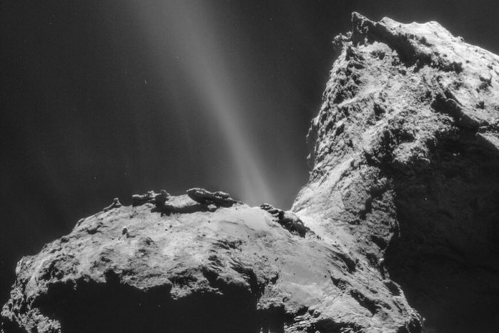 UV-fényben világít egy üstökös